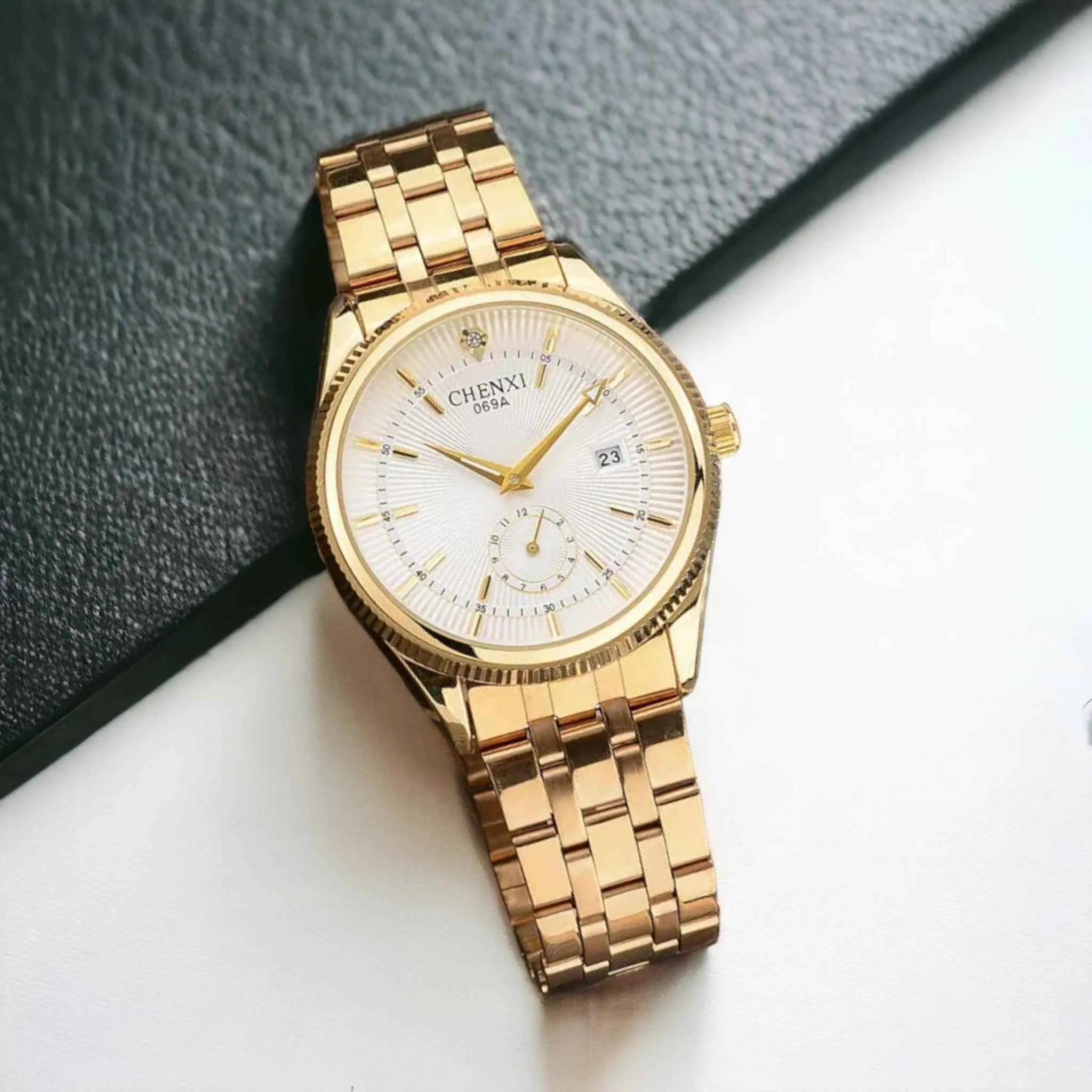 069A - Simple Watch - Golden Quartz Wristwatch for Men